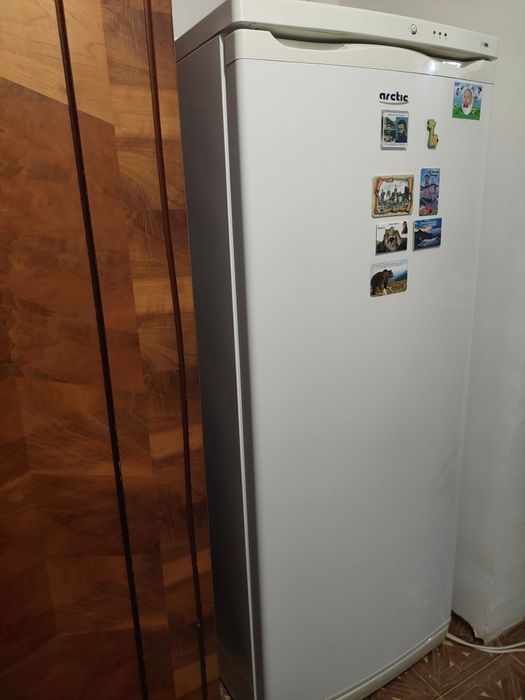 Vând cuier, birou, lada frigorifica