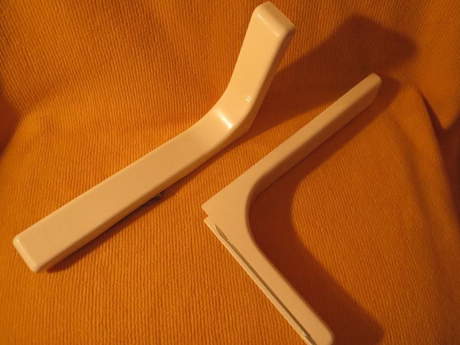 2 suporti cu cadru metalic si protectii de plastic pentru polite