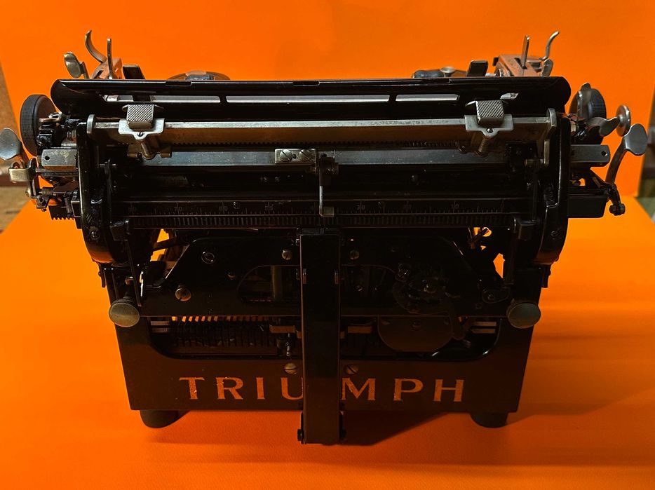 Мнго Стара Пишеща Машина TRIUMPH 10 / 1930 г. Генерално Представител