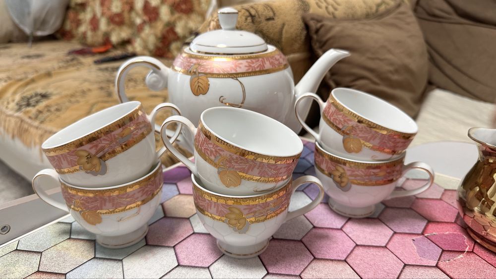 Фужеры, рюмки, чайный сервис.