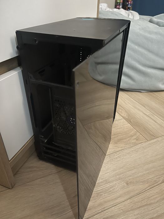 Carcasa PC gaming cu ventilatoare RGB