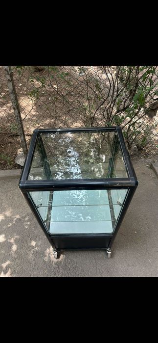 Простая витрина на колёсиках