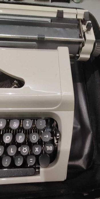 Пишеща машина с куфар