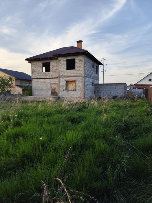 Дом недостроенный с участком продам