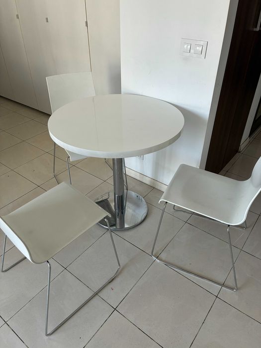 Малка маса със столове