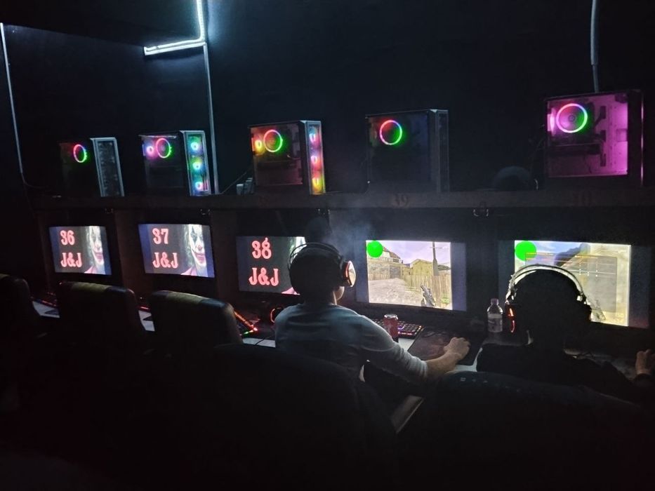 Kampyutr xona sotiladi srochna