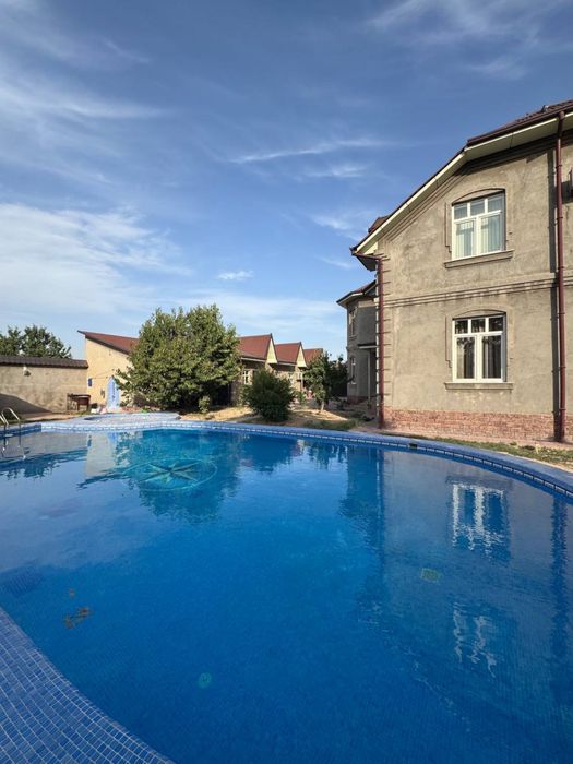 Продаеться двухуровневый дом с бассейнои и евро ремонтом