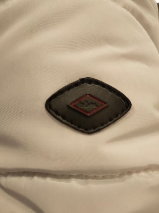 Vând geaca gluga,alba cu roșu,scurta ,mărimea XS,nouă fără eticheta,