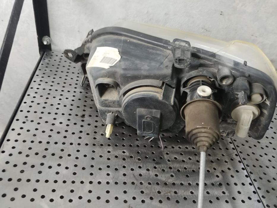 far dreapta dacia logan 1 ls  8200211006