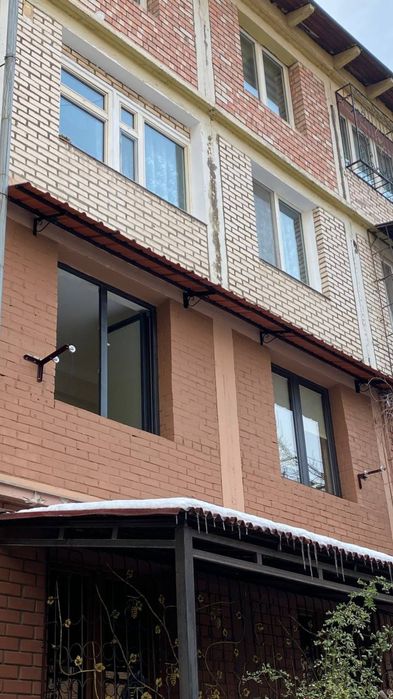 Услуга по установке козырьков на окна, и роликов для сушки белья