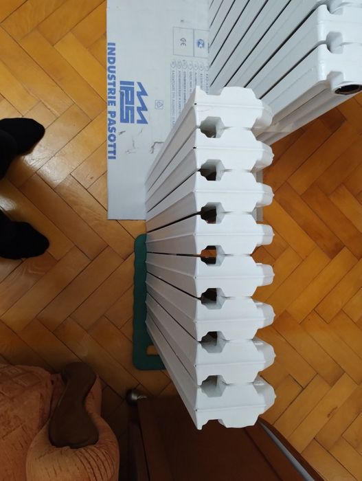 2 Calorifere de fontă,aproape noi