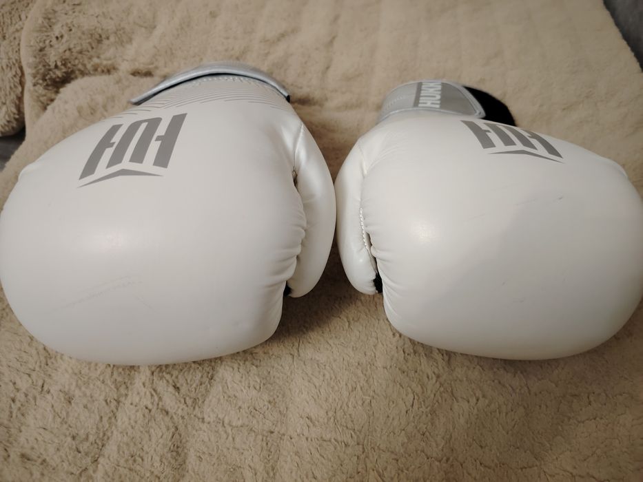 Продам боксерские перчатки и шлем очень срочно!!!