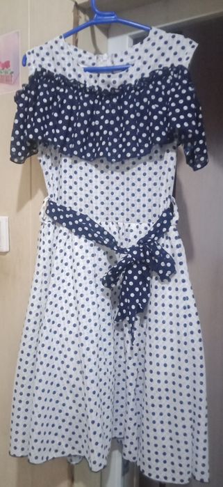 Продам платье для девочки от 4 до 8 лет.