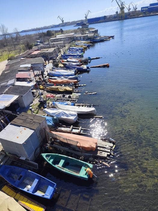 Vand loc la pescarie cu baraca
