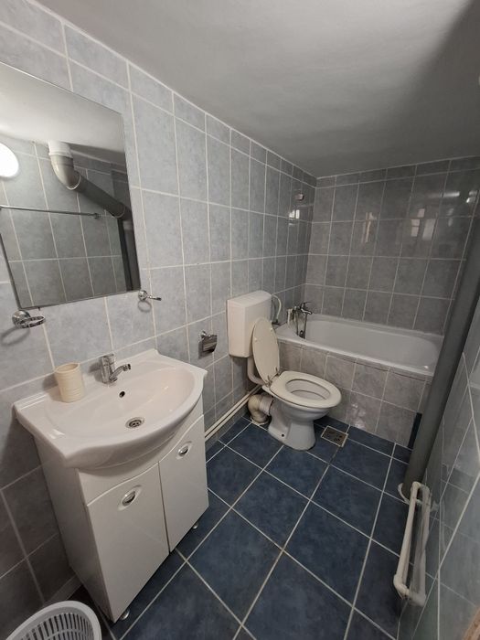 Închiriez garsoniera