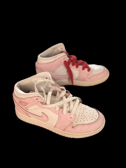Vând Air Jordan 1 Mid GS „Pink Foam / Fire Red” – Mărimea 36 (US 4Y) – Stare Bună