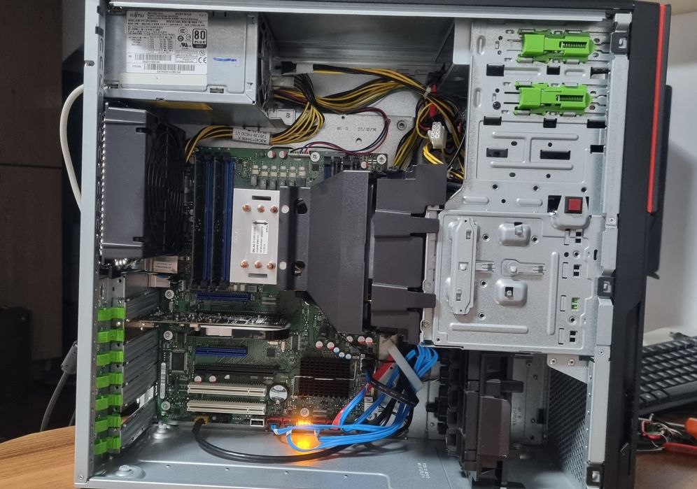 Unitate Server Fujitsu: Xeon e5 2680 v2/64GB RAM/GT630/SSD 256/500HDD
