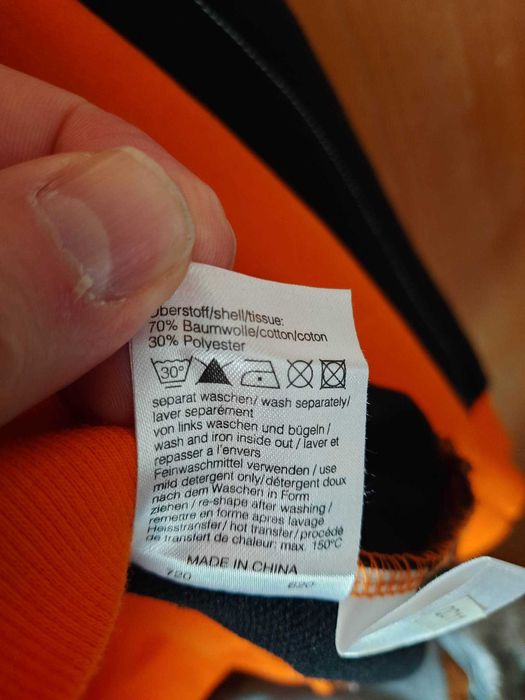 Зелен халат за възрастен, детски бял халат и оранжево-черен суичър