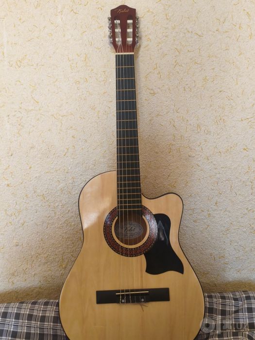 Klassik gitara sotiladi