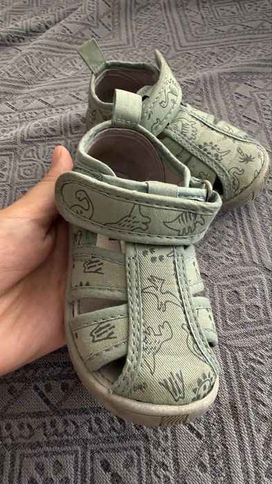 Продаю детские сандалики