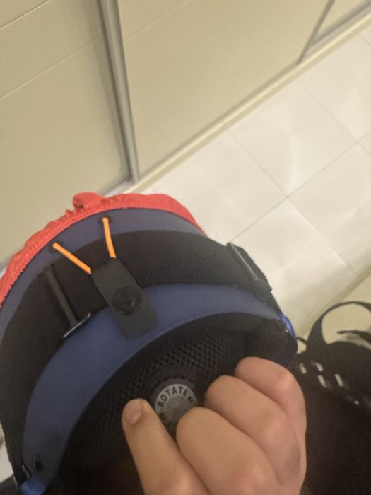 Продавам луксозна каска за ски и очила исползвани в перфектно състояне