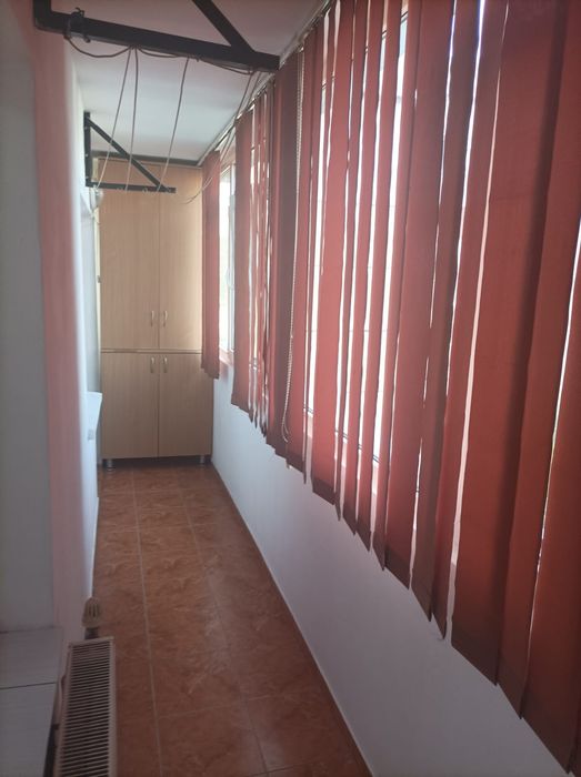 Închiriez apartament doua camere.