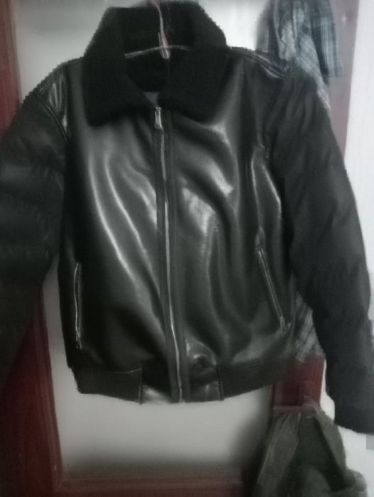 Vând geacă iarnă piele ecologică bărbați