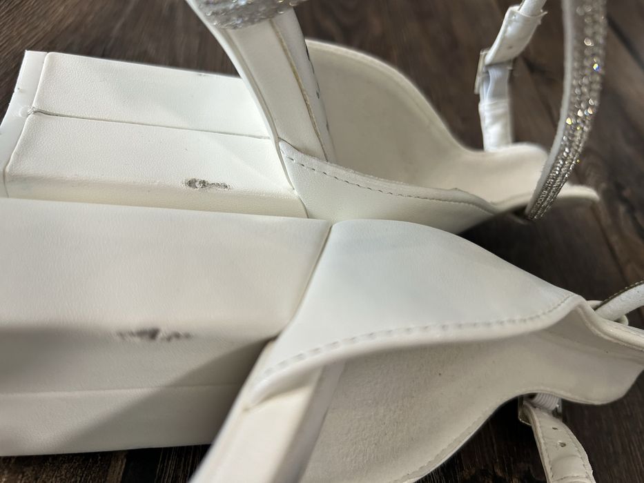 Бели токчета размер 40