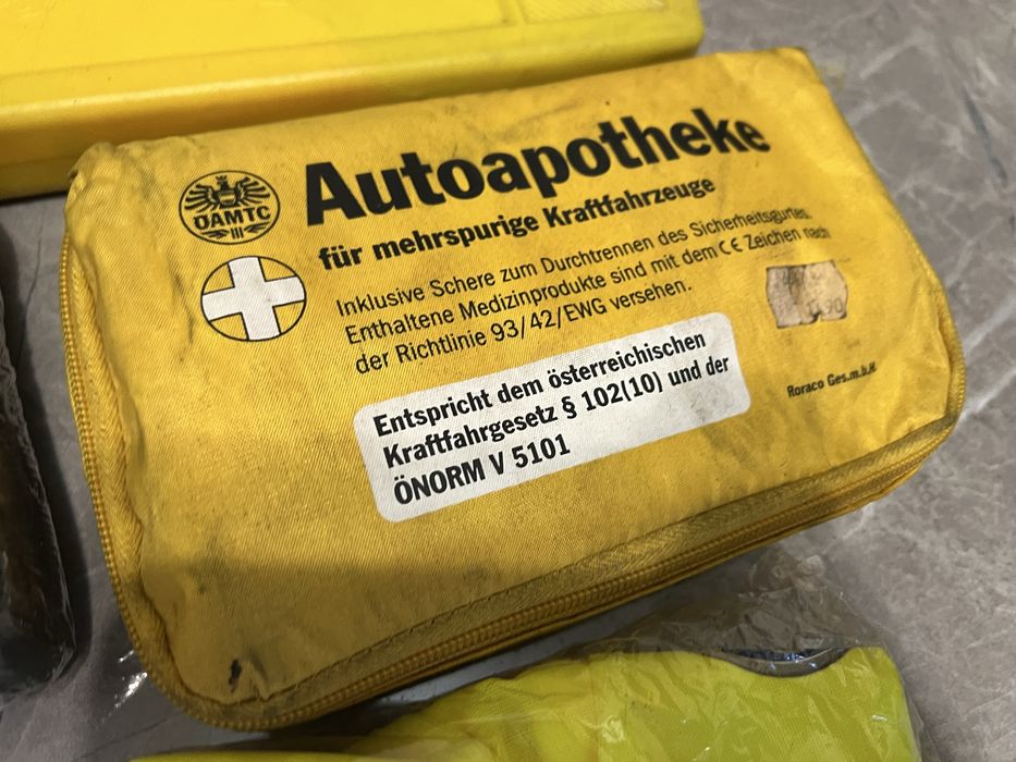 АВТО аптечки и триъгълници - AUDI , BMW , HONDA , RENAULT , SAAB