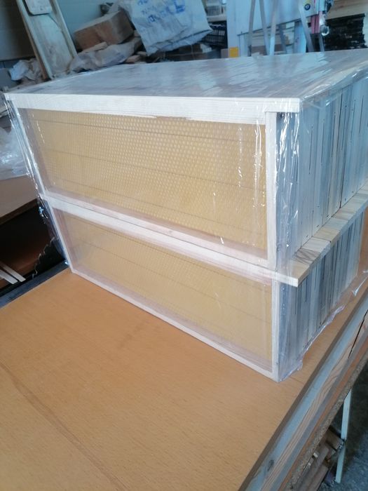 Пчелни рамки с монтирана восъчна основа