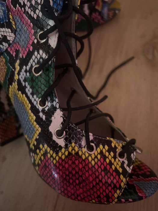 Цветни обувки на висок ток със змийски принт