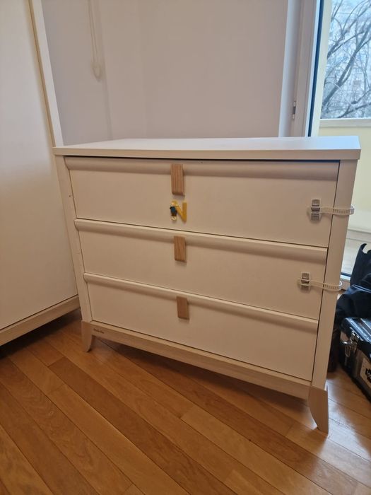 Dormitor bebe/copil - pat, dulap, comodă, etajeră, stare excelenta