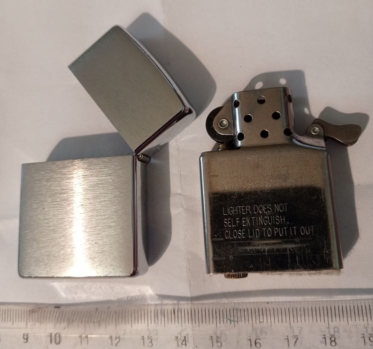 Vând sau schimb 2 brichete Zippo:Playboy 2008/Winston 2007,nefolosite.
