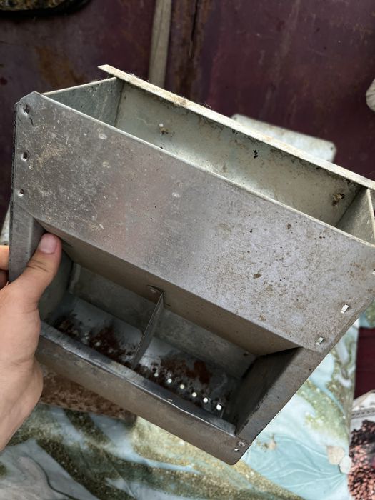 В продаже кормушки