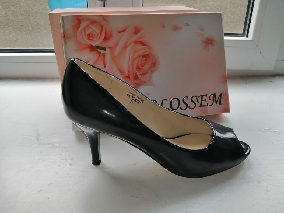 Продам туфли новые