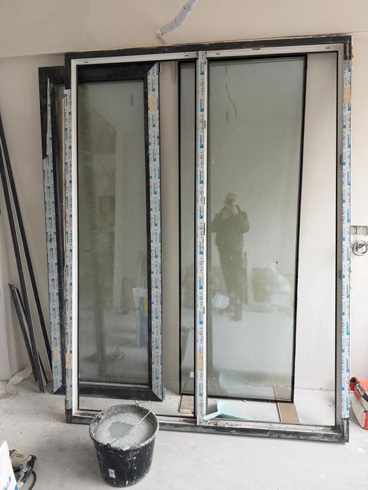 Uşă intrare un geam şi o uşă intrare