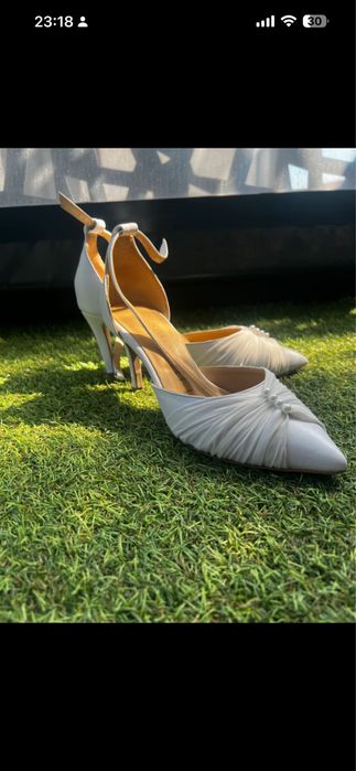 Pantofi piele naturala alba si cu accesoriu perle  realizate pe comandă la Vanilla Days