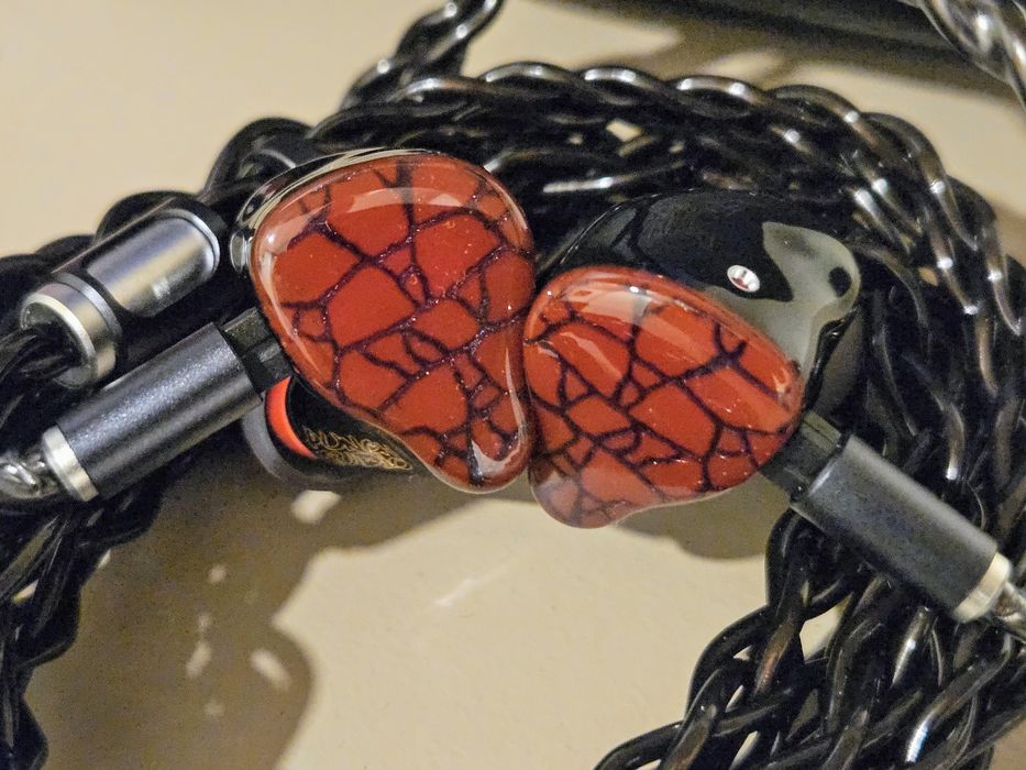 Iem , Punch Audio  Martilo, basshead iem .