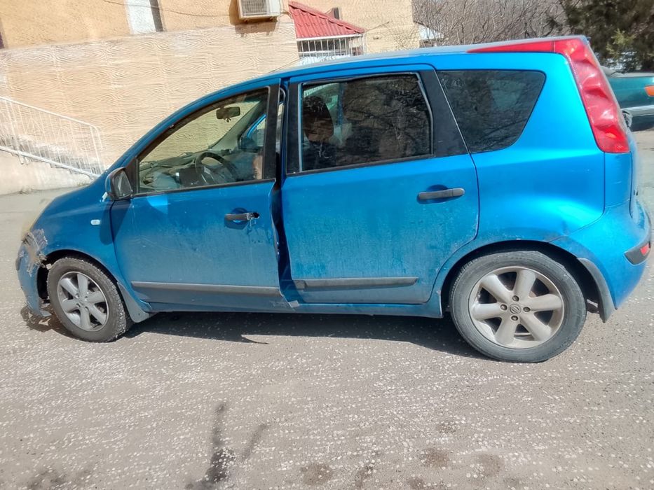 Машина Nissan Note синий продается