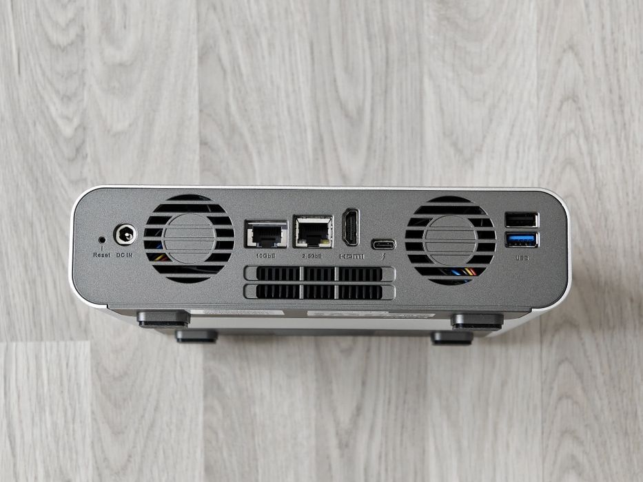 NAS QNAP tbs-h574tx nou