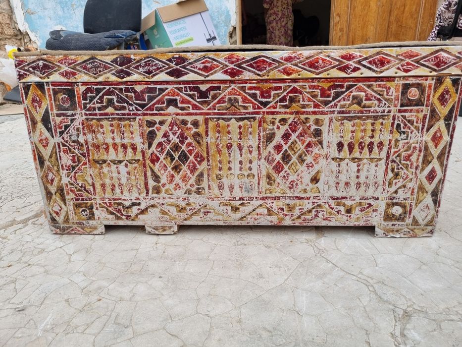 Көне сандықтар сатылады.