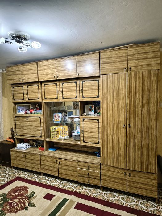 Отдам даром сервант и два кресла