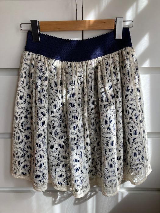 Дантелена пола               .