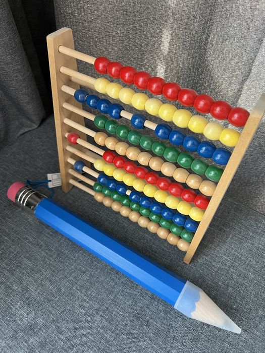 Дървено сметало и голям молив