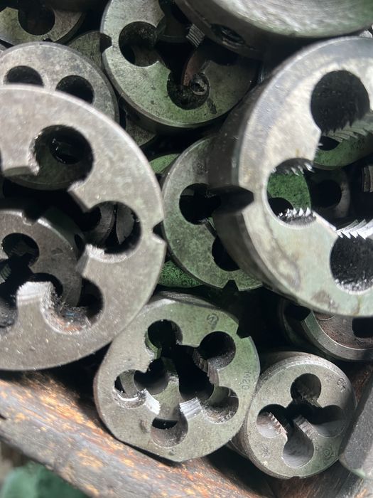 Продам плашки для нарезки резьбы