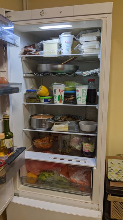 Продавам хладилник с фризер Gorenje