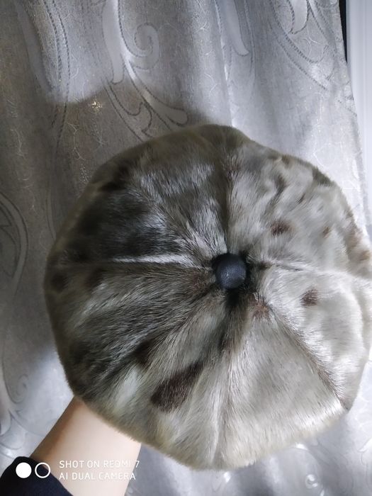 Шапка женская с козерком