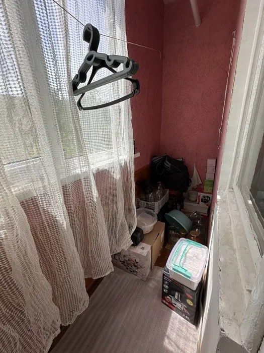 Продаётся 1 комнатная на 3 этаже на Ферузе