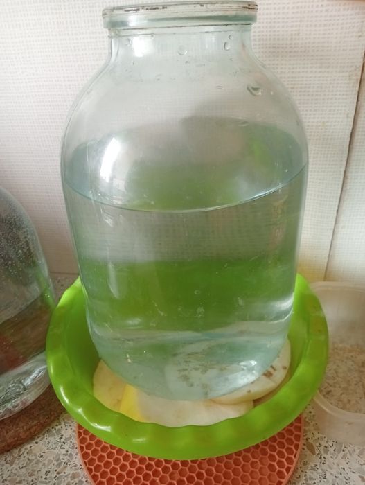 Продам банки  2-литровыеи 3