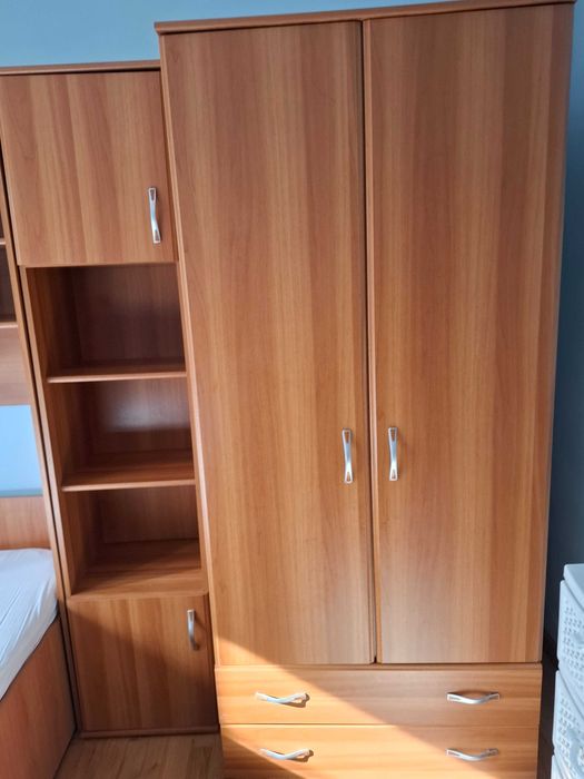 Mobila dormitor cu dulap si comodă